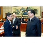 国务院总理李克强和民营企业家马云交谈