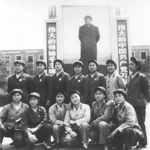 4.杨炳湘(前排右一),1972年与战友们在自己按部队领导要求，参照摄影图片绘制的大幅毛主席油画肖像前合影。